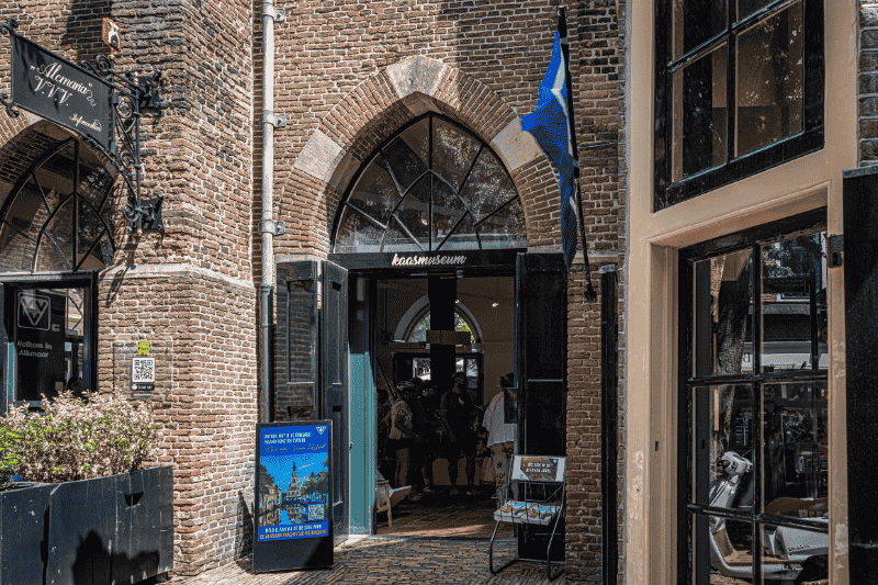 Digitaal scherm buiten de Alkmaarstore